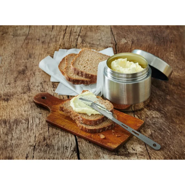 Emergency Food Butter Powder1 <h3 data-start="0" data-end="48"><strong data-start="4" data-end="46">Trek'n Eat Emergency Food: Boterpoeder</strong></h3> <p data-start="50" data-end="472">De <strong data-start="53" data-end="79">Trek'n Eat Boterpoeder</strong> is een <strong data-start="87" data-end="126">lang houdbaar en veelzijdig product</strong> dat ideaal is voor <strong data-start="146" data-end="208">noodvoorraden, outdoor avonturen en off-grid levensstijlen</strong>. Dit premium boterpoeder is <strong data-start="237" data-end="268">ingeblikt en vacuüm verpakt</strong>, waardoor het tot <strong data-start="287" data-end="307">15 jaar houdbaar</strong> blijft. Voeg simpelweg <strong data-start="331" data-end="357">koud water toe en roer</strong> om een <strong data-start="365" data-end="395">romige en volle botersmaak</strong> te verkrijgen. Perfect voor koken, bakken of als smeerbare botervervanger.</p> <h3 data-start="474" data-end="494"><strong data-start="478" data-end="492">Kenmerken:</strong></h3> <ul data-start="495" data-end="938"> <li data-start="495" data-end="576">✅ <strong data-start="499" data-end="530">Ingeblikt en vacuüm verpakt</strong> voor <strong data-start="536" data-end="573">optimale houdbaarheid en versheid</strong>.</li> <li data-start="577" data-end="666">✅ <strong data-start="581" data-end="601">15 jaar houdbaar</strong>: Geschikt voor <strong data-start="617" data-end="663">langdurige voedselopslag en noodrantsoenen</strong>.</li> <li data-start="667" data-end="762">✅ <strong data-start="671" data-end="692">Hersluitbaar blik</strong>: Voorzien van een <strong data-start="711" data-end="759">gemakkelijk te openen en hersluitbare deksel</strong>.</li> <li data-start="763" data-end="862">✅ <strong data-start="767" data-end="794">Veelzijdig te gebruiken</strong>: <strong data-start="796" data-end="809">Smeerbaar</strong>, te gebruiken in <strong data-start="827" data-end="859">baksels, sauzen en gerechten</strong>.</li> <li data-start="863" data-end="938">✅ <strong data-start="867" data-end="891">Eenvoudige bereiding</strong>: Meng met <strong data-start="902" data-end="916">koud water</strong> en laat even staan.</li> </ul> <p data-start="89" data-end="626"><strong>>> <a href="https://dedump.nl/wp-content/uploads/2025/02/TR702101.01_Factsheet-Butter-Powder-V210216.pdf" target="_blank" rel="noopener" data-bind="click: $root.onAttachmentClicked"><span data-bind="text: $data.Name">Factsheet</span></a></strong></p>