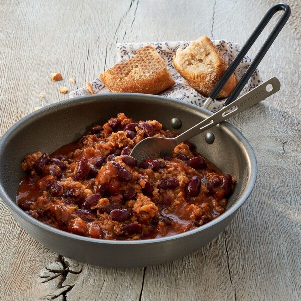Emergency Food Chili con Carne1 <h3 data-start="0" data-end="90"><strong data-start="4" data-end="90">Trek’n Eat Emergency Food Chili con Carne – Een pittige maaltijd voor noodgevallen</strong></h3> <p data-start="92" data-end="431">De <strong data-start="95" data-end="140">Trek’n Eat Emergency Food Chili con Carne</strong> biedt een verwarmende, pittige maaltijd die perfect is voor zowel <strong data-start="207" data-end="224">noodsituaties</strong> als <strong data-start="229" data-end="241">kamperen</strong>. Met <strong data-start="247" data-end="269">6 porties per blik</strong> en een <strong data-start="277" data-end="311">lange houdbaarheid van 15 jaar</strong> is deze chili de ideale keuze voor je <strong data-start="350" data-end="374">overlevingsvoorraden</strong> of als <strong data-start="382" data-end="401">snelle maaltijd</strong> in een avontuurlijke setting.</p> <p data-start="89" data-end="626"><strong>>> <a href="https://dedump.nl/wp-content/uploads/2025/02/TR607101.01_Factsheet-Chili-con-Carne-V210216.pdf" target="_blank" rel="noopener" data-bind="click: $root.onAttachmentClicked"><span data-bind="text: $data.Name">Factsheet</span></a></strong></p>