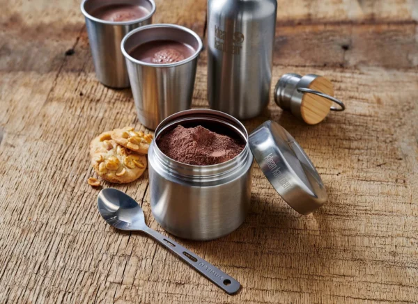 Emergency Food Cocoa Drink1 <h3 data-start="0" data-end="92"><strong data-start="4" data-end="90">Trek’n Eat Emergency Food Cocoa Drink – Lang houdbare, energievolle chocoladedrank</strong></h3> <p data-start="94" data-end="388">De <strong data-start="97" data-end="138">Trek’n Eat Emergency Food Cocoa Drink</strong> is de ultieme warme chocoladedrank voor noodsituaties, outdoor avonturen en lange opslag. Dit cacao-drankpoeder wordt luchtdicht verpakt en heeft een <strong data-start="289" data-end="317">houdbaarheid van 15 jaar</strong>, waardoor het perfect is voor preppers, kampeerders en survivalists.</p> <p data-start="390" data-end="626">Met een <strong data-start="398" data-end="432">romige en volle chocoladesmaak</strong> biedt deze drank niet alleen troost en genot, maar ook een <strong data-start="492" data-end="536">hoge energieboost van 359 kcal per 100 g</strong>. Ideaal voor koude nachten, vermoeidheid of gewoon een heerlijk moment van ontspanning.</p> <p data-start="89" data-end="626"><strong>>> <a href="https://dedump.nl/wp-content/uploads/2025/02/TR661101.01_Factsheet-Cacoa-powder-Drink-V210216.pdf" target="_blank" rel="noopener" data-bind="click: $root.onAttachmentClicked"><span data-bind="text: $data.Name">Factsheet</span></a></strong></p>