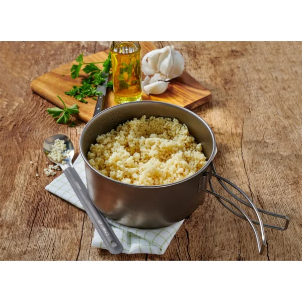 Emergency Food Couscous1 <h3 data-start="0" data-end="108"><strong data-start="4" data-end="106">Trek’n Eat Emergency Food Couscous – Lang houdbare couscous voor noodrantsoen & outdoor maaltijden</strong></h3> <p data-start="110" data-end="368">De <strong data-start="113" data-end="151">Trek’n Eat Emergency Food Couscous</strong> is een voedzame en lang houdbare basismaaltijd met een houdbaarheid van <strong data-start="224" data-end="235">15 jaar</strong>. Met <strong data-start="241" data-end="264">28 porties per blik</strong> is dit een ideale keuze voor <strong data-start="294" data-end="365">noodrantsoenen, preppers, outdoor avonturiers en survival situaties</strong>.</p> <p data-start="370" data-end="602">Dankzij de <strong data-start="381" data-end="414">hoge energie- en vezelwaarden</strong> biedt deze couscous een vullende en voedzame maaltijd. De bereiding is eenvoudig: <strong data-start="497" data-end="599">meng de inhoud met kokend water, laat het even staan en geniet van een snelle en voedzame maaltijd</strong>.</p> <p data-start="89" data-end="626"><strong>>> <a href="https://dedump.nl/wp-content/uploads/2025/02/TR739101.01_Factsheet-Couscous-V210216.pdf" target="_blank" rel="noopener" data-bind="click: $root.onAttachmentClicked"><span data-bind="text: $data.Name">Factsheet Couscous V210216</span></a></strong></p>