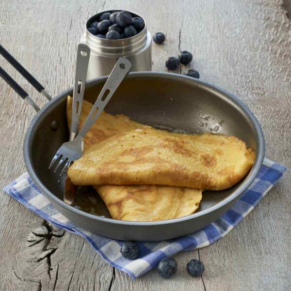 Emergency Food Egg Powder1 <h3 data-start="0" data-end="45"><strong data-start="4" data-end="43">Trek'n Eat Emergency Food: Eipoeder</strong></h3> <p data-start="47" data-end="471">De <strong data-start="50" data-end="73">Trek'n Eat Eipoeder</strong> is een <strong data-start="81" data-end="130">lang houdbaar, veelzijdig en voedzaam product</strong> dat perfect is voor <strong data-start="151" data-end="210">noodrantsoenen, survival, kamperen en outdoor avonturen</strong>. Dit hoogwaardige poederei is <strong data-start="241" data-end="284">vacuüm verpakt in een hersluitbaar blik</strong>, waardoor het tot <strong data-start="303" data-end="323">15 jaar houdbaar</strong> blijft. Voeg simpelweg <strong data-start="347" data-end="360">water toe</strong> en gebruik het als <strong data-start="380" data-end="411">vervanger voor verse eieren</strong> in gerechten zoals <strong data-start="431" data-end="468">omeletten, roerei, bakken en meer</strong>.</p> <h3 data-start="473" data-end="493"><strong data-start="477" data-end="491">Kenmerken:</strong></h3> <ul data-start="494" data-end="886"> <li data-start="494" data-end="563">✅ <strong data-start="498" data-end="529">Ingeblikt en vacuüm verpakt</strong> voor <strong data-start="535" data-end="560">maximale houdbaarheid</strong>.</li> <li data-start="564" data-end="636">✅ <strong data-start="568" data-end="588">15 jaar houdbaar</strong>: Perfect voor <strong data-start="603" data-end="633">preppers en noodrantsoenen</strong>.</li> <li data-start="637" data-end="732">✅ <strong data-start="641" data-end="662">Hersluitbaar blik</strong>: Voorzien van een <strong data-start="681" data-end="729">gemakkelijk te openen en hersluitbare deksel</strong>.</li> <li data-start="733" data-end="816">✅ <strong data-start="737" data-end="762">Veelzijdig in gebruik</strong>: Geschikt voor <strong data-start="778" data-end="813">roerei, omelet, bakken en koken</strong>.</li> <li data-start="817" data-end="886">✅ <strong data-start="821" data-end="845">Eenvoudige bereiding</strong>: Meng met <strong data-start="856" data-end="865">water</strong> en gebruik direct.</li> </ul> <p data-start="89" data-end="626"><strong>>> <a href="https://dedump.nl/wp-content/uploads/2025/02/TR672101.01_Factsheet-Whole-Egg-Powder-V210216.pdf" target="_blank" rel="noopener" data-bind="click: $root.onAttachmentClicked"><span data-bind="text: $data.Name">Factsheet</span></a></strong></p>