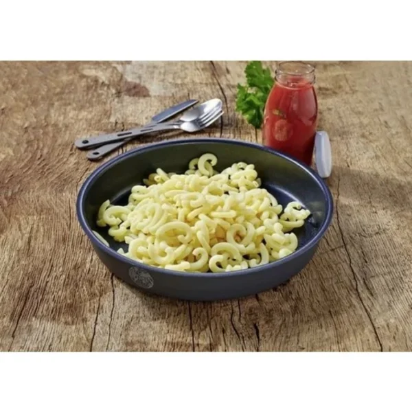 Emergency Food Elbow Noodles1 <h3 data-start="181" data-end="283"><strong data-start="185" data-end="281">Trek’n Eat Emergency Food Elbow Noodles – Lang houdbare en voedzame pasta voor noodsituaties</strong></h3> <p data-start="285" data-end="640">De <strong data-start="288" data-end="331">Trek’n Eat Emergency Food Elbow Noodles</strong> is een essentiële bron van koolhydraten voor noodsituaties, outdoor avonturen en langdurige voedselopslag. Deze pasta is zorgvuldig verpakt onder vacuüm en stikstof om een indrukwekkende <strong data-start="519" data-end="547">houdbaarheid van 15 jaar</strong> te garanderen. Dankzij de hersluitbare verpakking blijft de inhoud vers, zelfs na opening.</p> <p data-start="642" data-end="817">Met een eenvoudig bereidingsproces – voeg de pasta toe aan kokend water, roer en laat even staan – is dit een ideale keuze voor <strong data-start="770" data-end="814">survival, prepping en outdoor expedities</strong>.</p> <p data-start="89" data-end="626"><strong>>> <a href="https://dedump.nl/wp-content/uploads/2025/02/TR678101.01_Factsheet-Elbow-Noodles-V210216.pdf" target="_blank" rel="noopener" data-bind="click: $root.onAttachmentClicked"><span data-bind="text: $data.Name">Factsheet</span></a></strong></p>