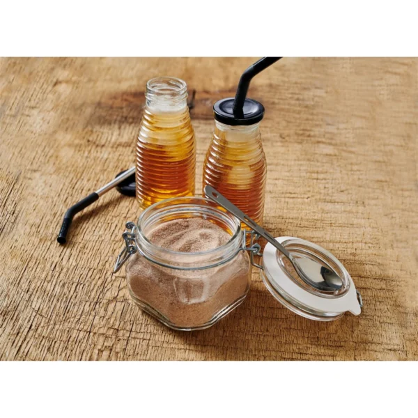 Emergency Food Lemon Tea1 <h3 data-start="0" data-end="51"><strong data-start="4" data-end="51">Trek'n Eat Emergency Food – Lemon Tea</strong></h3> <p data-start="78" data-end="663">De <strong data-start="81" data-end="122">Trek'n Eat Emergency Food – Lemon Tea</strong> biedt een verfrissende en lang houdbare drank die ideaal is voor noodsituaties, lange reizen of outdooractiviteiten. Dit <strong data-start="244" data-end="262">blik van 1000g</strong> bevat een smakelijke citroenthee die je eenvoudig kunt bereiden door het te mengen met <strong data-start="350" data-end="374">kokend of koud water</strong>. Je hoeft slechts <strong data-start="393" data-end="414">60g (4 eetlepels)</strong> van het poeder per <strong data-start="434" data-end="451">1 liter water</strong> toe te voegen en even te laten staan. Dankzij het vacuüm- en stikstofverpakkingsproces heeft deze citroenthee een lange <strong data-start="572" data-end="600">houdbaarheid van 15 jaar</strong>, waardoor het een betrouwbare optie is voor langdurige opslag.</p> <p data-start="89" data-end="626"><strong>>> <a href="https://dedump.nl/wp-content/uploads/2025/02/TR662101.01_Factsheet-Lemon-Tea-V210216.pdf" target="_blank" rel="noopener" data-bind="click: $root.onAttachmentClicked">Factsheet</a></strong></p>