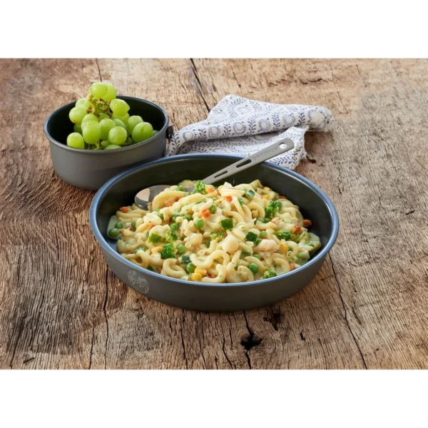 Emergency Food Pasta Primavera1 <h3 data-start="0" data-end="106"><strong data-start="4" data-end="106">Trek’n Eat Emergency Food Pasta Primavera – Lang houdbare vegetarische maaltijd voor noodsituaties</strong></h3> <p data-start="108" data-end="432">De <strong data-start="111" data-end="156">Trek’n Eat Emergency Food Pasta Primavera</strong> is een smakelijke en voedzame maaltijd, ideaal voor <strong data-start="209" data-end="226">noodsituaties</strong>, <strong data-start="228" data-end="252">outdoor activiteiten</strong> en <strong data-start="256" data-end="287">lange termijn voedselopslag</strong>. Dit product is <strong data-start="304" data-end="336">vacuum en stikstof ingeblikt</strong>, wat zorgt voor een <strong data-start="357" data-end="385">houdbaarheid van 15 jaar</strong>, perfect voor een betrouwbare voedselvoorraad.</p> <p data-start="434" data-end="645">Met <strong data-start="438" data-end="460">4 porties per blik</strong> en een eenvoudige bereidingswijze van slechts <strong data-start="507" data-end="523">kokend water</strong> toevoegen en even laten staan, is deze <strong data-start="563" data-end="585">vegetarische pasta</strong> een uitstekende keuze voor <strong data-start="613" data-end="625">preppers</strong> en <strong data-start="629" data-end="644">avonturiers</strong>.</p> <p data-start="89" data-end="626"><strong>>> <a href="https://dedump.nl/wp-content/uploads/2025/02/TR727101.01_Factsheet-Pasta-Primavera-V210216.pdf" target="_blank" rel="noopener" data-bind="click: $root.onAttachmentClicked"><span data-bind="text: $data.Name">Factsheet</span></a></strong></p>