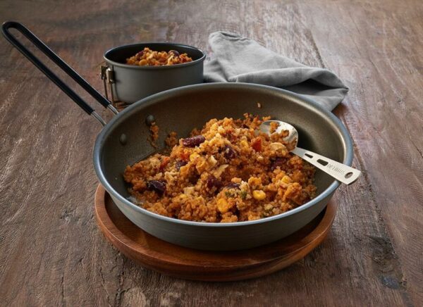 Emergency Food Quinoa Mexican Style1 <h3 data-start="0" data-end="110"><strong data-start="4" data-end="110">Trek’n Eat Emergency Food Quinoa – Mexican Style – Lang houdbare en voedzame quinoa voor noodsituaties</strong></h3> <p data-start="112" data-end="449">De <strong data-start="115" data-end="167">Trek’n Eat Emergency Food Quinoa – Mexican Style</strong> is een smaakvolle, <strong data-start="187" data-end="202">glutenvrije</strong> en <strong data-start="206" data-end="222">lactosevrije</strong> maaltijdoptie, ideaal voor <strong data-start="250" data-end="314">noodsituaties, outdoor avonturen en langdurige voedselopslag</strong>. Deze maaltijd is zorgvuldig <strong data-start="344" data-end="382">onder vacuüm en stikstof ingeblikt</strong>, wat zorgt voor een <strong data-start="403" data-end="446">uitzonderlijke houdbaarheid van 15 jaar</strong>.</p> <p data-start="451" data-end="656">Met <strong data-start="455" data-end="477">6 porties per blik</strong> en een eenvoudige bereiding – voeg kokend water toe en laat het even staan – is deze quinoa een voedzame en gemakkelijke maaltijd voor <strong data-start="613" data-end="655">preppers, survivalisten en avonturiers</strong>.</p> <p data-start="89" data-end="626"><strong>>> <a href="https://dedump.nl/wp-content/uploads/2025/02/TR613101.01_Factsheet-Quinoa-Mexican-Style-V210216.pdf" target="_blank" rel="noopener" data-bind="click: $root.onAttachmentClicked"><span data-bind="text: $data.Name">Factsheet</span></a></strong></p>