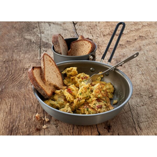 Emergency Food Scrambled Eggs with Onions1 <h3 data-start="0" data-end="61"><strong data-start="4" data-end="61">Trek'n Eat Emergency Food: Scrambled Eggs with Onions</strong></h3> <p data-start="63" data-end="502">De <strong data-start="66" data-end="107">Trek'n Eat Scrambled Eggs with Onions</strong> is een <strong data-start="115" data-end="148">voedzame, eiwitrijke maaltijd</strong> die ideaal is voor <strong data-start="168" data-end="185">noodsituaties</strong> of <strong data-start="189" data-end="213">outdoor activiteiten</strong>. Dit product bevat <strong data-start="233" data-end="246">5 porties</strong>, die eenvoudig kunnen worden bereid door het toevoegen van <strong data-start="306" data-end="322">kokend water</strong>. Dankzij de <strong data-start="335" data-end="357">lange houdbaarheid</strong> van <strong data-start="362" data-end="373">15 jaar</strong> is dit een betrouwbare optie voor <strong data-start="408" data-end="432">noodvoedselvoorraden</strong> of als <strong data-start="440" data-end="465">gemakkelijke maaltijd</strong> tijdens <strong data-start="474" data-end="484">reizen</strong> en <strong data-start="488" data-end="501">avonturen</strong>.</p> <h3 data-start="504" data-end="522"><strong data-start="508" data-end="522">Kenmerken:</strong></h3> <ul data-start="523" data-end="1233"> <li data-start="523" data-end="621">✅ <strong data-start="527" data-end="541">Ingeblikt:</strong> Het product wordt <strong data-start="560" data-end="573">ingeblikt</strong> voor lange houdbaarheid en eenvoudige opslag.</li> <li data-start="622" data-end="762">✅ <strong data-start="626" data-end="651">15 jaar houdbaarheid:</strong> De maaltijd wordt <strong data-start="670" data-end="698">onder vacuüm en stikstof</strong> verpakt, wat zorgt voor een lange houdbaarheid zonder bederf.</li> <li data-start="763" data-end="950">✅ <strong data-start="767" data-end="784">Hersluitbaar:</strong> Het blik is voorzien van een <strong data-start="814" data-end="846">gemakkelijk te openen deksel</strong> en kan weer worden afgesloten met het meegeleverde <strong data-start="898" data-end="916">plastic deksel</strong>, wat ideaal is voor hergebruik.</li> <li data-start="951" data-end="1114">✅ <strong data-start="955" data-end="981">Makkelijk te bereiden:</strong> Voeg <strong data-start="987" data-end="1010">900 ml kokend water</strong> toe, roer goed door en laat het een paar minuten staan om de <strong data-start="1072" data-end="1099">scrambled eggs met uien</strong> te bereiden.</li> <li data-start="1115" data-end="1233">✅ <strong data-start="1119" data-end="1142">5 porties per blik:</strong> Het blik bevat <strong data-start="1158" data-end="1171">5 porties</strong>, ideaal voor <strong data-start="1185" data-end="1203">kleine groepen</strong> of <strong data-start="1207" data-end="1230">persoonlijk gebruik</strong>.</li> </ul> <p data-start="89" data-end="626"><strong>>> <a href="https://dedump.nl/wp-content/uploads/2025/02/TR653101.01_Factsheet-Scrambled-Eggs-with-Onions-V210216.pdf" target="_blank" rel="noopener" data-bind="click: $root.onAttachmentClicked"><span data-bind="text: $data.Name">Factsheet</span></a></strong></p>