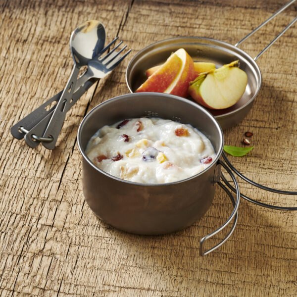 Emergency Food Semolina pudding with fruits1 <h3 data-start="0" data-end="73"><strong data-start="4" data-end="71">Trek'n Eat Emergency Food – Semolina Pudding with Fruits (600g)</strong></h3> <p data-start="100" data-end="563">De <strong data-start="103" data-end="161">Trek'n Eat Emergency Food – Semolina Pudding met Fruit</strong> is een voedzaam en smaakvol nagerecht dat ideaal is voor noodgevallen, outdoor avonturen en langdurige opslag. Dit blik bevat <strong data-start="288" data-end="301">6 porties</strong> en wordt eenvoudig bereid door de inhoud met kokend water te mengen en even te laten staan. Dankzij de <strong data-start="405" data-end="438">vacuüm- en stikstofverpakking</strong> blijft het product <strong data-start="458" data-end="478">15 jaar houdbaar</strong>. Het hersluitbare blik zorgt ervoor dat je meerdere porties kunt bewaren na opening.</p> <p data-start="89" data-end="626"><strong>>> <a href="https://dedump.nl/wp-content/uploads/2025/02/TR731101.01_Factsheet-Semolina-Pudding-with-Fruit-V210216.pdf" target="_blank" rel="noopener" data-bind="click: $root.onAttachmentClicked">Factsheet</a></strong></p>