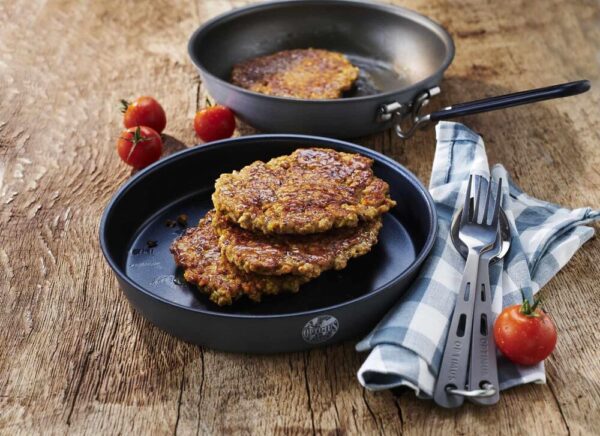 Emergency Food Vegetable Burger Patty1 <h3 data-start="0" data-end="123"><strong data-start="4" data-end="123">Trek’n Eat Emergency Food Vegetable Burger Patty – Lang houdbare en voedzame vegetarische burger voor noodsituaties</strong></h3> <p data-start="125" data-end="426">De <strong data-start="128" data-end="180">Trek’n Eat Emergency Food Vegetable Burger Patty</strong> is een heerlijke, <strong data-start="199" data-end="229">vegetarische maaltijdoptie</strong> voor <strong data-start="235" data-end="299">noodsituaties, outdoor avonturen en langdurige voedselopslag</strong>. Deze voedzame burgerpatty's zijn <strong data-start="334" data-end="372">onder vacuüm en stikstof ingeblikt</strong>, wat zorgt voor een <strong data-start="393" data-end="425">hondhoudbaarheid van 15 jaar</strong>.</p> <p data-start="428" data-end="650">Met <strong data-start="432" data-end="454">4 porties per blik</strong> en een eenvoudige bereiding – voeg <strong data-start="490" data-end="504">koud water</strong> toe en laat het even staan – is de <strong data-start="540" data-end="566">Vegetable Burger Patty</strong> een gemakkelijke en voedzame keuze voor <strong data-start="607" data-end="649">preppers, survivalisten en avonturiers</strong>.</p> <p data-start="89" data-end="626"><strong>>> <a href="https://dedump.nl/wp-content/uploads/2025/02/TR736101.01_Factsheet-Vegetable-Patty-V210216.pdf" target="_blank" rel="noopener" data-bind="click: $root.onAttachmentClicked"><span data-bind="text: $data.Name">Factsheet</span></a></strong></p>