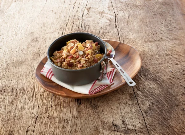 Emergency Food Whole grain fruit muesli1 <h3 data-start="0" data-end="59"><strong data-start="4" data-end="59">Trek'n Eat Emergency Food: Whole Grain Fruit Muesli</strong></h3> <p data-start="61" data-end="503">De <strong data-start="64" data-end="103">Trek'n Eat Whole Grain Fruit Muesli</strong> biedt een voedzaam en smaakvol ontbijt dat ideaal is voor <strong data-start="162" data-end="186">outdoor activiteiten</strong>, <strong data-start="188" data-end="205">noodsituaties</strong> of als <strong data-start="213" data-end="237">gezond tussendoortje</strong>. Dit <strong data-start="243" data-end="265">ingeblikte product</strong> biedt <strong data-start="272" data-end="285">6 porties</strong>, ideaal voor een <strong data-start="303" data-end="326">langdurige voorraad</strong>. Met zijn <strong data-start="337" data-end="368">veelzijdige bereidingswijze</strong> (kan zowel met <strong data-start="384" data-end="407">koud als warm water</strong> worden bereid), is het een perfecte keuze voor <strong data-start="455" data-end="467">kamperen</strong>, <strong data-start="469" data-end="478">hiken</strong> of als <strong data-start="486" data-end="502">noodrantsoen</strong>.</p> <h3 data-start="505" data-end="523"><strong data-start="509" data-end="523">Kenmerken:</strong></h3> <ul data-start="524" data-end="1197"> <li data-start="524" data-end="611">✅ <strong data-start="528" data-end="542">Ingeblikt:</strong> Het product is <strong data-start="558" data-end="571">ingeblikt</strong> voor lange termijn bewaring en gemak.</li> <li data-start="612" data-end="763">✅ <strong data-start="616" data-end="641">15 jaar houdbaarheid:</strong> Dankzij de <strong data-start="653" data-end="686">vacuum- en stikstofverpakking</strong> blijft het <strong data-start="698" data-end="722">tot 15 jaar houdbaar</strong> zonder verlies van smaak of kwaliteit.</li> <li data-start="764" data-end="927">✅ <strong data-start="768" data-end="785">Hersluitbaar:</strong> Het blik is voorzien van een <strong data-start="815" data-end="847">gemakkelijk te openen deksel</strong> en kan worden <strong data-start="862" data-end="884">opnieuw afgesloten</strong> met het meegeleverde <strong data-start="906" data-end="924">plastic deksel</strong>.</li> <li data-start="928" data-end="1080">✅ <strong data-start="932" data-end="958">Makkelijk te bereiden:</strong> Voeg <strong data-start="964" data-end="980">840 ml water</strong> toe (kokend of koud), roer goed door en laat even staan voor een <strong data-start="1046" data-end="1064">gezond ontbijt</strong> of <strong data-start="1068" data-end="1077">snack</strong>.</li> <li data-start="1081" data-end="1197">✅ <strong data-start="1085" data-end="1108">6 porties per blik:</strong> Het blik bevat <strong data-start="1124" data-end="1137">6 porties</strong>, ideaal voor <strong data-start="1151" data-end="1174">individueel gebruik</strong> of <strong data-start="1178" data-end="1196">kleine groepen</strong>.</li> </ul> <p data-start="89" data-end="626"><strong>>> <a href="https://dedump.nl/wp-content/uploads/2025/02/TR720101.01_Factsheet-Whole-grain-fruit-muesli-V210216.pdf" target="_blank" rel="noopener" data-bind="click: $root.onAttachmentClicked"><span data-bind="text: $data.Name">Factsheet</span></a></strong></p>