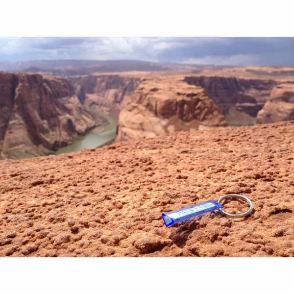 Firefly Glowstick white blister 2st.11 <h3 data-start="0" data-end="86"><strong data-start="4" data-end="84">Rubytec Firefly Glowstick – Duurzaam & Milieuvriendelijk Licht in het Donker</strong></h3> <p data-start="113" data-end="371">De <strong data-start="116" data-end="145">Rubytec Firefly Glowstick</strong> is een <strong data-start="153" data-end="175">lichtgevende stick</strong> die je helpt om belangrijke voorwerpen in het donker snel terug te vinden. Gebruik hem als <strong data-start="267" data-end="284">sleutelhanger</strong>, <strong data-start="286" data-end="301">ritstrekker</strong> of <strong data-start="305" data-end="318">markering</strong> voor EHBO-kits, tentopeningen, huisdieren en meer.</p> <p data-start="373" data-end="729">Zonder gebruik van batterijen of stroom <strong data-start="413" data-end="453">blijft de Firefly tot 10 uur gloeien</strong> en behoudt hij zijn lichtgevende eigenschappen <strong data-start="501" data-end="520">tot wel 10 jaar</strong>! Dankzij het <strong data-start="534" data-end="560">duurzame ABS-materiaal</strong> en het <strong data-start="568" data-end="614">milieuvriendelijke, niet-giftige granulaat</strong> is deze glowstick een <strong data-start="637" data-end="674">betrouwbare en duurzame lichtbron</strong> voor outdoor avonturen, reizen en dagelijks gebruik.</p>