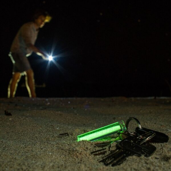 Firefly Glowstick white blister 2st.3 <h3 data-start="0" data-end="86"><strong data-start="4" data-end="84">Rubytec Firefly Glowstick – Duurzaam & Milieuvriendelijk Licht in het Donker</strong></h3> <p data-start="113" data-end="371">De <strong data-start="116" data-end="145">Rubytec Firefly Glowstick</strong> is een <strong data-start="153" data-end="175">lichtgevende stick</strong> die je helpt om belangrijke voorwerpen in het donker snel terug te vinden. Gebruik hem als <strong data-start="267" data-end="284">sleutelhanger</strong>, <strong data-start="286" data-end="301">ritstrekker</strong> of <strong data-start="305" data-end="318">markering</strong> voor EHBO-kits, tentopeningen, huisdieren en meer.</p> <p data-start="373" data-end="729">Zonder gebruik van batterijen of stroom <strong data-start="413" data-end="453">blijft de Firefly tot 10 uur gloeien</strong> en behoudt hij zijn lichtgevende eigenschappen <strong data-start="501" data-end="520">tot wel 10 jaar</strong>! Dankzij het <strong data-start="534" data-end="560">duurzame ABS-materiaal</strong> en het <strong data-start="568" data-end="614">milieuvriendelijke, niet-giftige granulaat</strong> is deze glowstick een <strong data-start="637" data-end="674">betrouwbare en duurzame lichtbron</strong> voor outdoor avonturen, reizen en dagelijks gebruik.</p>