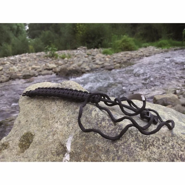 Gibbon Magnetic black2 <h3 data-start="0" data-end="59"><strong data-start="4" data-end="57">Rubytec Gibbon Magnetic – Zwarte Dyneema® Armband</strong></h3> <p data-start="86" data-end="415">De <strong data-start="89" data-end="116">Rubytec Gibbon Magnetic</strong> is <strong data-start="120" data-end="155">meer dan een stijlvolle armband</strong> – het is een <strong data-start="169" data-end="203">sterk en veelzijdig hulpmiddel</strong>. Dankzij de <strong data-start="216" data-end="250">extreem sterke Dyneema® vezels</strong> (trekkracht tot <strong data-start="267" data-end="277">400 kg</strong>) kan deze armband in noodsituaties worden <strong data-start="320" data-end="354">ontvlecht en gebruikt als touw</strong>. Ideaal voor outdoorliefhebbers, avonturiers en reizigers!</p> <p data-start="417" data-end="583">De <strong data-start="420" data-end="449">magnetische Fidlock®-gesp</strong> zorgt voor een <strong data-start="465" data-end="495">snelle en veilige sluiting</strong>, waardoor de armband stevig om de pols blijft zitten en toch eenvoudig afneembaar is.</p> <p data-start="417" data-end="583"><strong><a href="https://youtu.be/elQ2bhya7yE" target="_blank" rel="noopener">> YouTube Video</a></strong></p>