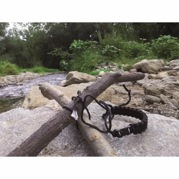 Gibbon Magnetic black3 <h3 data-start="0" data-end="59"><strong data-start="4" data-end="57">Rubytec Gibbon Magnetic – Zwarte Dyneema® Armband</strong></h3> <p data-start="86" data-end="415">De <strong data-start="89" data-end="116">Rubytec Gibbon Magnetic</strong> is <strong data-start="120" data-end="155">meer dan een stijlvolle armband</strong> – het is een <strong data-start="169" data-end="203">sterk en veelzijdig hulpmiddel</strong>. Dankzij de <strong data-start="216" data-end="250">extreem sterke Dyneema® vezels</strong> (trekkracht tot <strong data-start="267" data-end="277">400 kg</strong>) kan deze armband in noodsituaties worden <strong data-start="320" data-end="354">ontvlecht en gebruikt als touw</strong>. Ideaal voor outdoorliefhebbers, avonturiers en reizigers!</p> <p data-start="417" data-end="583">De <strong data-start="420" data-end="449">magnetische Fidlock®-gesp</strong> zorgt voor een <strong data-start="465" data-end="495">snelle en veilige sluiting</strong>, waardoor de armband stevig om de pols blijft zitten en toch eenvoudig afneembaar is.</p> <p data-start="417" data-end="583"><strong><a href="https://youtu.be/elQ2bhya7yE" target="_blank" rel="noopener">> YouTube Video</a></strong></p>