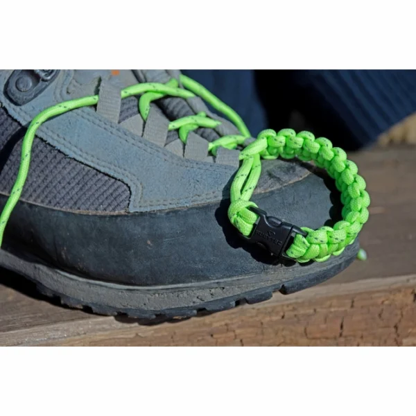 Gibbon Magnetic black33 <h3 data-start="0" data-end="59"><strong data-start="4" data-end="57">Rubytec Gibbon Magnetic – Zwarte Dyneema® Armband</strong></h3> <p data-start="86" data-end="415">De <strong data-start="89" data-end="116">Rubytec Gibbon Magnetic</strong> is <strong data-start="120" data-end="155">meer dan een stijlvolle armband</strong> – het is een <strong data-start="169" data-end="203">sterk en veelzijdig hulpmiddel</strong>. Dankzij de <strong data-start="216" data-end="250">extreem sterke Dyneema® vezels</strong> (trekkracht tot <strong data-start="267" data-end="277">400 kg</strong>) kan deze armband in noodsituaties worden <strong data-start="320" data-end="354">ontvlecht en gebruikt als touw</strong>. Ideaal voor outdoorliefhebbers, avonturiers en reizigers!</p> <p data-start="417" data-end="583">De <strong data-start="420" data-end="449">magnetische Fidlock®-gesp</strong> zorgt voor een <strong data-start="465" data-end="495">snelle en veilige sluiting</strong>, waardoor de armband stevig om de pols blijft zitten en toch eenvoudig afneembaar is.</p> <p data-start="417" data-end="583"><strong><a href="https://youtu.be/elQ2bhya7yE" target="_blank" rel="noopener">> YouTube Video</a></strong></p>