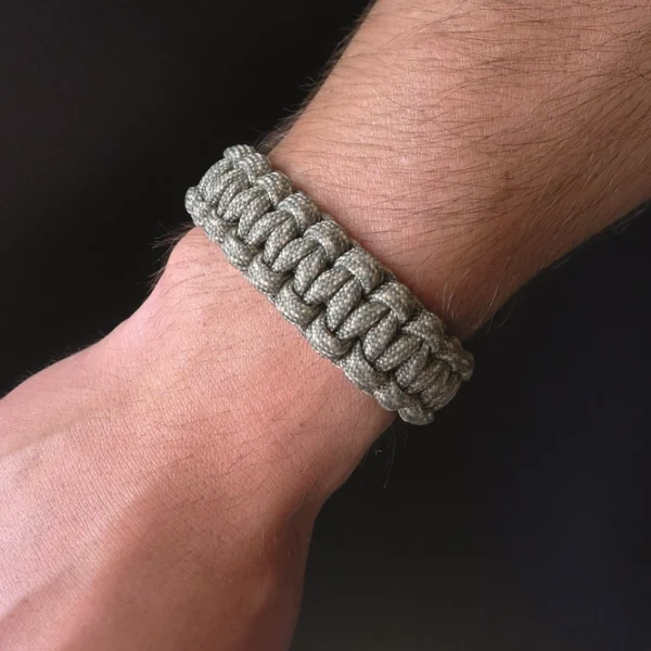 Gibbon Magnetic black5 <h3 data-start="0" data-end="59"><strong data-start="4" data-end="57">Rubytec Gibbon Magnetic – Zwarte Dyneema® Armband</strong></h3> <p data-start="86" data-end="415">De <strong data-start="89" data-end="116">Rubytec Gibbon Magnetic</strong> is <strong data-start="120" data-end="155">meer dan een stijlvolle armband</strong> – het is een <strong data-start="169" data-end="203">sterk en veelzijdig hulpmiddel</strong>. Dankzij de <strong data-start="216" data-end="250">extreem sterke Dyneema® vezels</strong> (trekkracht tot <strong data-start="267" data-end="277">400 kg</strong>) kan deze armband in noodsituaties worden <strong data-start="320" data-end="354">ontvlecht en gebruikt als touw</strong>. Ideaal voor outdoorliefhebbers, avonturiers en reizigers!</p> <p data-start="417" data-end="583">De <strong data-start="420" data-end="449">magnetische Fidlock®-gesp</strong> zorgt voor een <strong data-start="465" data-end="495">snelle en veilige sluiting</strong>, waardoor de armband stevig om de pols blijft zitten en toch eenvoudig afneembaar is.</p> <p data-start="417" data-end="583"><strong><a href="https://youtu.be/elQ2bhya7yE" target="_blank" rel="noopener">> YouTube Video</a></strong></p>