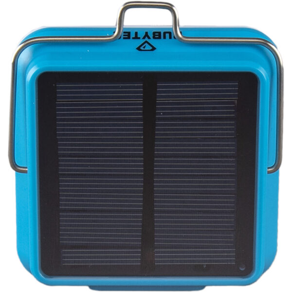 Solare USB Solar Lantern blue2 <p data-start="101" data-end="354">De <strong data-start="104" data-end="140">Rubytec Solare USB Solar Lantern</strong> is een <strong data-start="148" data-end="184">compacte en veelzijdige LED-lamp</strong>, ideaal voor kamperen, reizen en outdooractiviteiten. Dankzij de <strong data-start="250" data-end="290">dimbare lichtsterkte (5 - 100 lumen)</strong> biedt deze lamp zowel sfeerverlichting als functioneel licht.</p> <p data-start="356" data-end="525">Opladen kan op <strong data-start="371" data-end="388">twee manieren</strong>:<br data-start="389" data-end="392" /><strong data-start="395" data-end="421">Binnen 2 uur via USB-C</strong> voor snel gebruik<br data-start="439" data-end="442" />☀️ <strong data-start="445" data-end="480">Binnen 24 uur via zonne-energie</strong> voor milieuvriendelijke energievoorziening</p> <p data-start="527" data-end="688">De lamp is <strong data-start="538" data-end="561">lichtgewicht (77 g)</strong>, <strong data-start="563" data-end="588">spatwaterdicht (IPX4)</strong> en volledig <strong data-start="601" data-end="617">batterijvrij</strong>, waardoor hij een duurzame en betrouwbare keuze is voor avonturiers.</p>