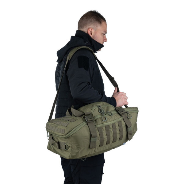 Tactical Weekend tas 45L 3in118 De <strong>101INC Tactical Weekender Tas</strong> is een <strong>robuuste, veelzijdige en lichtgewicht</strong> duffeltas, speciaal ontworpen voor <strong>tactisch en dagelijks gebruik</strong>. Dankzij het <strong>3-in-1 ontwerp</strong> is deze tas moeiteloos te transformeren in een <strong>handtas, schoudertas of rugzak</strong>, waardoor hij perfect is voor <strong>reizen, outdoor-activiteiten, werk, sport en meer</strong>. Met een ruime <strong>inhoud van 45 liter</strong> biedt de tas <strong>voldoende opbergruimte</strong> en een slimme <strong>indeling met meerdere vakken en compartimenten</strong>. Dit maakt het eenvoudig om je uitrusting, kleding of werkmateriaal <strong>gestructureerd en veilig</strong> mee te nemen. De tas is gemaakt van <strong>duurzaam 600D nylon</strong>, een sterk en slijtvast materiaal dat bestand is tegen intensief gebruik en ruwe omstandigheden. Dankzij de <strong>versterkte naden, stevige ritsen en waterafstotende coating</strong> is deze tas een betrouwbare keuze voor elke situatie. Of je nu een <strong>weekendtrip, een sportevenement, een survivaltocht of een werkdag</strong> voor de boeg hebt – deze <strong>tactische weekender tas</strong> staat altijd voor je klaar!