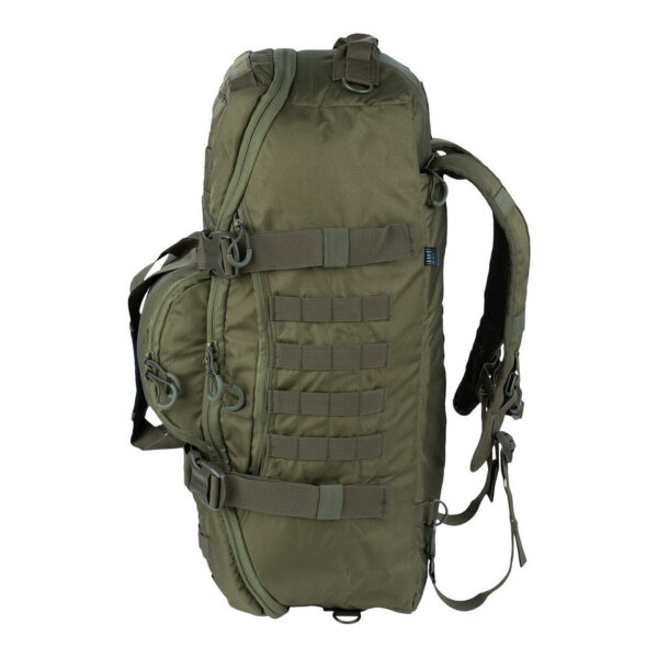 Tactical Weekend tas 45L 3in17 De <strong>101INC Tactical Weekender Tas</strong> is een <strong>robuuste, veelzijdige en lichtgewicht</strong> duffeltas, speciaal ontworpen voor <strong>tactisch en dagelijks gebruik</strong>. Dankzij het <strong>3-in-1 ontwerp</strong> is deze tas moeiteloos te transformeren in een <strong>handtas, schoudertas of rugzak</strong>, waardoor hij perfect is voor <strong>reizen, outdoor-activiteiten, werk, sport en meer</strong>. Met een ruime <strong>inhoud van 45 liter</strong> biedt de tas <strong>voldoende opbergruimte</strong> en een slimme <strong>indeling met meerdere vakken en compartimenten</strong>. Dit maakt het eenvoudig om je uitrusting, kleding of werkmateriaal <strong>gestructureerd en veilig</strong> mee te nemen. De tas is gemaakt van <strong>duurzaam 600D nylon</strong>, een sterk en slijtvast materiaal dat bestand is tegen intensief gebruik en ruwe omstandigheden. Dankzij de <strong>versterkte naden, stevige ritsen en waterafstotende coating</strong> is deze tas een betrouwbare keuze voor elke situatie. Of je nu een <strong>weekendtrip, een sportevenement, een survivaltocht of een werkdag</strong> voor de boeg hebt – deze <strong>tactische weekender tas</strong> staat altijd voor je klaar!