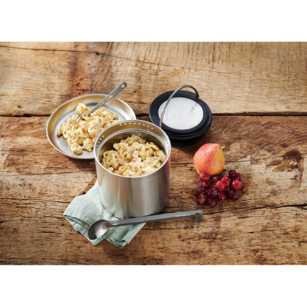 Cheese noodles with fried onions PS10001 <h3 data-start="0" data-end="59"><strong data-start="4" data-end="59">Trek'n Eat Cheese Noodles with Fried Onions PS1000+</strong></h3> <p data-start="83" data-end="518">De <strong data-start="86" data-end="141">Trek'n Eat Cheese Noodles with Fried Onions PS1000+</strong> is een heerlijke, romige maaltijd met kaasnoedels en knapperige gefrituurde uien. Het gerecht is volledig <strong data-start="248" data-end="262">natuurlijk</strong>, zonder conserveringsmiddelen, kleurstoffen of smaakversterkers. Eenvoudig te bereiden door kokend water toe te voegen en even te laten staan. Het heeft een houdbaarheid van <strong data-start="437" data-end="447">5 jaar</strong>, waardoor het ideaal is voor survival, reizen of voor de voorraadkast.</p> <p data-start="89" data-end="626"><strong>>> <a href="https://dedump.nl/wp-content/uploads/2025/03/TR30904001_Factsheet-Cheese-Pasta-V210720.pdf" target="_blank" rel="noopener" data-bind="click: $root.onAttachmentClicked"><span data-bind="text: $data.Name">Factsheet</span></a></strong></p>