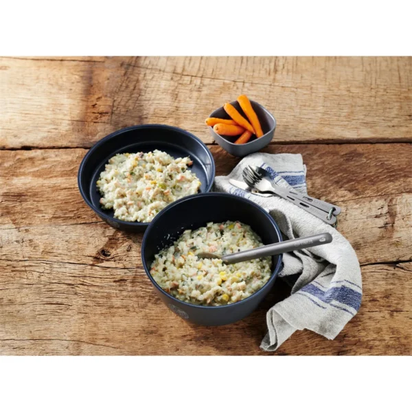 Chicken with creamy vegetables and rice PS10001 <h3 data-start="0" data-end="68"><strong data-start="4" data-end="66">Trek'n Eat Chicken with Creamy Vegetables and Rice PS1000+</strong></h3> <p data-start="94" data-end="413">De <strong data-start="97" data-end="159">Trek'n Eat Chicken with Creamy Vegetables and Rice PS1000+</strong> is een voedzame en smaakvolle maaltijd, ideaal voor outdooravonturiers, survivalists en preppers. Dit gerecht combineert <strong data-start="281" data-end="294">malse kip</strong> met een romige groentensaus en rijst, zonder toevoeging van conserveringsmiddelen, kleurstoffen of smaakversterkers.</p> <p data-start="415" data-end="608">Eenvoudige bereiding: voeg <strong data-start="442" data-end="465">720 ml kokend water</strong> toe, roer goed door en laat even staan. Dankzij de <strong data-start="517" data-end="540">5 jaar houdbaarheid</strong> blijft deze maaltijd langdurig vers en direct klaar voor gebruik.</p> <p data-start="89" data-end="626"><strong>>> <a href="https://dedump.nl/wp-content/uploads/2025/03/TR30902001_Factsheet-Chicken-with-creamy-vegetables-V210916.pdf" target="_blank" rel="noopener" data-bind="click: $root.onAttachmentClicked"><span data-bind="text: $data.Name">Factsheet</span></a></strong></p>