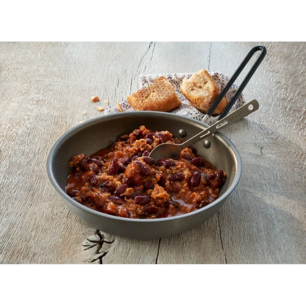 Chili con Carne1 <h3 data-start="0" data-end="34"><strong data-start="4" data-end="34">Trek'n Eat Chili con Carne</strong></h3> <p data-start="58" data-end="531">De <strong data-start="61" data-end="91">Trek'n Eat Chili con Carne</strong> is een hartige en voedzame maaltijd die ideaal is voor onderweg of tijdens avontuurlijke reizen. Het bevat een uitgebalanceerde mix van vlees, groenten en specerijen die het een klassieke, smaakvolle maaltijd maken. Je hoeft alleen maar kokend water toe te voegen en even te wachten voor een heerlijke maaltijd. De maaltijd heeft een indrukwekkende houdbaarheid van 5 jaar, wat het perfect maakt voor camping, trekking, of als noodvoedsel.</p> <p data-start="89" data-end="626"><strong>>> <a href="https://dedump.nl/wp-content/uploads/2025/03/TR30202007_Factsheet-Chili-con-Carne-V201214.pdf" target="_blank" rel="noopener" data-bind="click: $root.onAttachmentClicked"><span data-bind="text: $data.Name">Factsheet</span></a></strong></p>