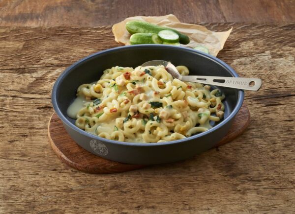 Creamy Pasta with Chicken Spinach1 <h3 data-start="0" data-end="54"><strong data-start="4" data-end="54">Trek'n Eat Creamy Pasta with Chicken & Spinach</strong></h3> <p data-start="78" data-end="525">De <strong data-start="81" data-end="131">Trek'n Eat Creamy Pasta with Chicken & Spinach</strong> is een heerlijke en romige maaltijd die de perfecte combinatie biedt van kip, spinazie en pasta in een rijke saus. Deze maaltijd is snel en eenvoudig te bereiden: voeg gewoon kokend water toe, laat het even staan, en je hebt een smakelijke maaltijd die zowel voedzaam als bevredigend is. Het product is 100% natuurlijk, bevat geen kunstmatige toevoegingen en heeft een houdbaarheid van 5 jaar.</p> <p data-start="89" data-end="626"><strong>>> <a href="https://dedump.nl/wp-content/uploads/2025/03/TR30202008_Factsheet-Creamy-Pasta-with-Chicken-V210121.pdf" target="_blank" rel="noopener" data-bind="click: $root.onAttachmentClicked"><span data-bind="text: $data.Name">Factsheet</span></a></strong></p>