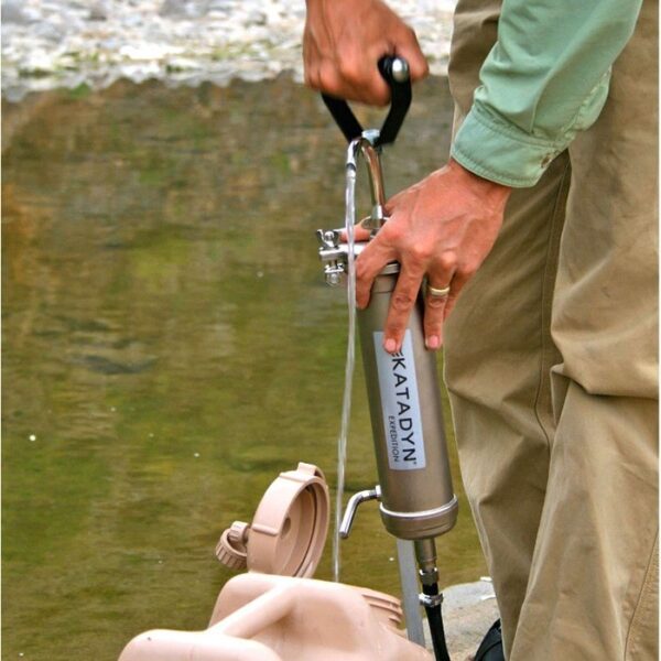 Expedition Filter2 <h3 data-start="0" data-end="35"><strong data-start="4" data-end="35">Expedition Filter | Katadyn</strong></h3> <p data-start="37" data-end="515"><strong data-start="37" data-end="54">Beschrijving:</strong> Het <strong data-start="59" data-end="80">Expedition Filter</strong> van Katadyn is een <strong data-start="100" data-end="138">robuste en betrouwbare waterfilter</strong> die perfect geschikt is voor expedities, hulporganisaties en zware toepassingen in de natuur. Dit model is ontworpen om <strong data-start="259" data-end="282">100.000 liter water</strong> te filteren en is daarmee een <strong data-start="313" data-end="337">langdurige oplossing</strong> voor het zuiveren van water in de meest extreme omstandigheden. Het filter is eenvoudig te onderhouden en te gebruiken, met een <strong data-start="466" data-end="487">keramische filter</strong> voor maximale duurzaamheid.</p> <p data-start="517" data-end="531"><strong data-start="517" data-end="531">Kenmerken:</strong></p> <ul data-start="532" data-end="1033"> <li data-start="532" data-end="630"><strong data-start="534" data-end="561">Hoogwaardige capaciteit</strong>: Filtert <strong data-start="571" data-end="598">tot 100.000 liter water</strong>, ideaal voor langdurig gebruik.</li> <li data-start="631" data-end="734"><strong data-start="633" data-end="662">Robuust en onverwoestbaar</strong>: Geschikt voor gebruik op expedities of in andere zware omstandigheden.</li> <li data-start="735" data-end="850"><strong data-start="737" data-end="761">Eenvoudig in gebruik</strong>: Makkelijk te onderhouden en te bedienen, met een <strong data-start="812" data-end="826">voorfilter</strong> voor extra bescherming.</li> <li data-start="851" data-end="930"><strong data-start="853" data-end="866">Draagbaar</strong>: Wordt geleverd met een <strong data-start="891" data-end="903">draagzak</strong> voor eenvoudige transport.</li> <li data-start="931" data-end="1033"><strong data-start="933" data-end="964">Geschikt voor professionals</strong>: Veelvuldig gebruikt door hulporganisaties en expedities wereldwijd.</li> </ul> <a href="https://dedump.nl/wp-content/uploads/2025/03/K8016389_Factsheet-Expedition-Filter-EN.pdf" target="_blank" rel="noopener" data-bind="click: $root.onAttachmentClicked"><span data-bind="text: $data.Name">Factsheet Expedition Filter EN</span></a>