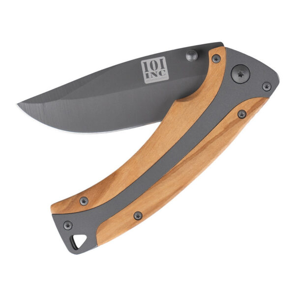 Mes Woodwarrior 92412 <h3 data-start="0" data-end="41"><strong data-start="4" data-end="39">Woodwarrior Mes #9241 – 101 INC</strong></h3> <p data-start="43" data-end="113"> <strong data-start="46" data-end="111">Stijlvol, robuust en praktisch voor iedere outdoorliefhebber!</strong></p> <p data-start="115" data-end="495">Het <strong data-start="119" data-end="144">Woodwarrior Mes #9241</strong> van <strong data-start="149" data-end="160">101 INC</strong> combineert functionaliteit met een stijlvol ontwerp. Dit <strong data-start="218" data-end="239">inklapbare zakmes</strong> is perfect voor outdoor avonturen, kamperen, jagen of dagelijks gebruik. Het <strong data-start="317" data-end="338">9 cm lange lemmet</strong> is vervaardigd uit <strong data-start="358" data-end="383">3Cr13 roestvrij staal</strong> en voorzien van een <strong data-start="404" data-end="431">grijze titanium coating</strong>, wat zorgt voor extra duurzaamheid en een stoere uitstraling.</p> <p data-start="497" data-end="760">Het handvat is gemaakt van een combinatie van <strong data-start="543" data-end="575">roestvrij staal en olijfhout</strong>, wat niet alleen een stevige grip biedt, maar ook een <strong data-start="630" data-end="658">unieke, natuurlijke look</strong> geeft. Dankzij de <strong data-start="677" data-end="694">inklapfunctie</strong> berg je het mes <strong data-start="711" data-end="732">veilig en compact</strong> op, ideaal voor onderweg!</p>