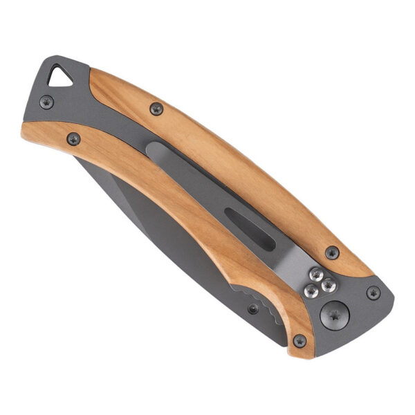 Mes Woodwarrior 92414 <h3 data-start="0" data-end="41"><strong data-start="4" data-end="39">Woodwarrior Mes #9241 – 101 INC</strong></h3> <p data-start="43" data-end="113"> <strong data-start="46" data-end="111">Stijlvol, robuust en praktisch voor iedere outdoorliefhebber!</strong></p> <p data-start="115" data-end="495">Het <strong data-start="119" data-end="144">Woodwarrior Mes #9241</strong> van <strong data-start="149" data-end="160">101 INC</strong> combineert functionaliteit met een stijlvol ontwerp. Dit <strong data-start="218" data-end="239">inklapbare zakmes</strong> is perfect voor outdoor avonturen, kamperen, jagen of dagelijks gebruik. Het <strong data-start="317" data-end="338">9 cm lange lemmet</strong> is vervaardigd uit <strong data-start="358" data-end="383">3Cr13 roestvrij staal</strong> en voorzien van een <strong data-start="404" data-end="431">grijze titanium coating</strong>, wat zorgt voor extra duurzaamheid en een stoere uitstraling.</p> <p data-start="497" data-end="760">Het handvat is gemaakt van een combinatie van <strong data-start="543" data-end="575">roestvrij staal en olijfhout</strong>, wat niet alleen een stevige grip biedt, maar ook een <strong data-start="630" data-end="658">unieke, natuurlijke look</strong> geeft. Dankzij de <strong data-start="677" data-end="694">inklapfunctie</strong> berg je het mes <strong data-start="711" data-end="732">veilig en compact</strong> op, ideaal voor onderweg!</p>