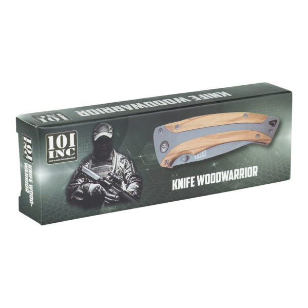 Mes Woodwarrior 92415 <h3 data-start="0" data-end="41"><strong data-start="4" data-end="39">Woodwarrior Mes #9241 – 101 INC</strong></h3> <p data-start="43" data-end="113"> <strong data-start="46" data-end="111">Stijlvol, robuust en praktisch voor iedere outdoorliefhebber!</strong></p> <p data-start="115" data-end="495">Het <strong data-start="119" data-end="144">Woodwarrior Mes #9241</strong> van <strong data-start="149" data-end="160">101 INC</strong> combineert functionaliteit met een stijlvol ontwerp. Dit <strong data-start="218" data-end="239">inklapbare zakmes</strong> is perfect voor outdoor avonturen, kamperen, jagen of dagelijks gebruik. Het <strong data-start="317" data-end="338">9 cm lange lemmet</strong> is vervaardigd uit <strong data-start="358" data-end="383">3Cr13 roestvrij staal</strong> en voorzien van een <strong data-start="404" data-end="431">grijze titanium coating</strong>, wat zorgt voor extra duurzaamheid en een stoere uitstraling.</p> <p data-start="497" data-end="760">Het handvat is gemaakt van een combinatie van <strong data-start="543" data-end="575">roestvrij staal en olijfhout</strong>, wat niet alleen een stevige grip biedt, maar ook een <strong data-start="630" data-end="658">unieke, natuurlijke look</strong> geeft. Dankzij de <strong data-start="677" data-end="694">inklapfunctie</strong> berg je het mes <strong data-start="711" data-end="732">veilig en compact</strong> op, ideaal voor onderweg!</p>