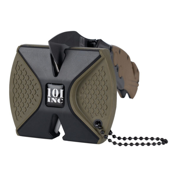 Messenslijper pocket <h3 data-start="0" data-end="40"><strong data-start="4" data-end="38">Messenslijper Pocket – 101 INC</strong></h3> <p data-start="42" data-end="106"> <strong data-start="45" data-end="104">Altijd en overal een vlijmscherp mes binnen handbereik!</strong></p> <p data-start="108" data-end="415">De <strong data-start="111" data-end="135">Messenslijper Pocket</strong> van <strong data-start="140" data-end="151">101 INC</strong> is de perfecte tool voor outdoorliefhebbers, jagers, kampeerders en survivalisten die een compact en effectief slijpgereedschap nodig hebben. Dankzij het <strong data-start="306" data-end="334">kleine en lichte ontwerp</strong> neem je deze slijper moeiteloos mee in je broekzak, rugzak of gereedschapstas.</p> <p data-start="417" data-end="772">Met <strong data-start="421" data-end="450">twee krachtige slijpzones</strong> – een <strong data-start="457" data-end="483">wolfraamstalen slijper</strong> voor het herstellen van botte messen en een <strong data-start="528" data-end="550">keramische slijper</strong> voor het fijn polijsten – zorg je ervoor dat je messen altijd in topconditie zijn. Het <strong data-start="638" data-end="676">ergonomische handvat van ABS + TPR</strong> biedt een stevige grip voor veilig en nauwkeurig slijpen, zelfs onder lastige omstandigheden.</p>  