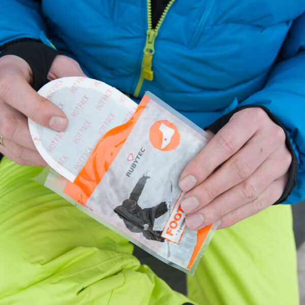 Naha Footwarmer 2 st1 <h3 data-start="0" data-end="40"><strong data-start="4" data-end="40">Naha Footwarmer (2 st) | Rubytec</strong></h3> <p data-start="42" data-end="472"><strong data-start="42" data-end="59">Beschrijving:</strong> De <strong data-start="63" data-end="82">Naha Footwarmer</strong> biedt langdurige warmte voor je voeten, ideaal voor koude omstandigheden. Met een zelfklevende achterkant kunnen de voetwarmers eenvoudig aan de buitenkant van je sokken of kousen worden bevestigd. Ze blijven <strong data-start="292" data-end="310">tot 6 uur lang</strong> je voeten comfortabel verwarmen, en zijn perfect voor gebruik tijdens outdooractiviteiten, koude werkomstandigheden, of gewoon voor extra comfort op koude dagen.</p> <p data-start="474" data-end="612">De voetwarmers activeren zich met zuurstof en zijn biologisch afbreekbaar, wat betekent dat ze zowel praktisch als milieuvriendelijk zijn.</p>