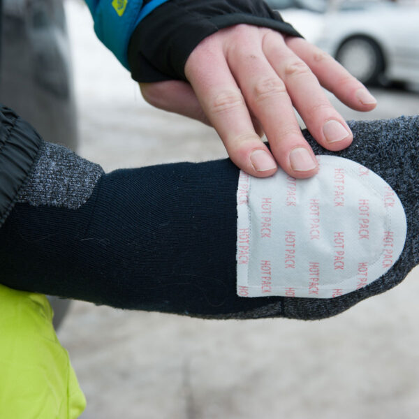 Naha Footwarmer 2 st2 <h3 data-start="0" data-end="40"><strong data-start="4" data-end="40">Naha Footwarmer (2 st) | Rubytec</strong></h3> <p data-start="42" data-end="472"><strong data-start="42" data-end="59">Beschrijving:</strong> De <strong data-start="63" data-end="82">Naha Footwarmer</strong> biedt langdurige warmte voor je voeten, ideaal voor koude omstandigheden. Met een zelfklevende achterkant kunnen de voetwarmers eenvoudig aan de buitenkant van je sokken of kousen worden bevestigd. Ze blijven <strong data-start="292" data-end="310">tot 6 uur lang</strong> je voeten comfortabel verwarmen, en zijn perfect voor gebruik tijdens outdooractiviteiten, koude werkomstandigheden, of gewoon voor extra comfort op koude dagen.</p> <p data-start="474" data-end="612">De voetwarmers activeren zich met zuurstof en zijn biologisch afbreekbaar, wat betekent dat ze zowel praktisch als milieuvriendelijk zijn.</p>