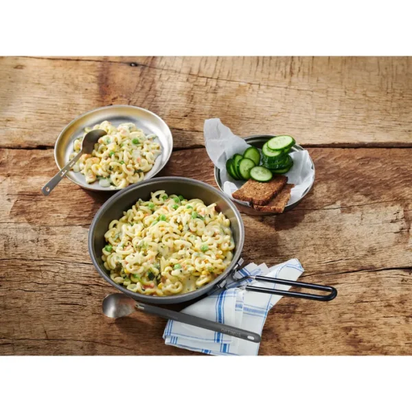 Pasta with vegetables PS10001 <h3 data-start="0" data-end="50"><strong data-start="4" data-end="48">Trek'n Eat Pasta with Vegetables PS1000+</strong></h3> <p data-start="76" data-end="474">De <strong data-start="79" data-end="123">Trek'n Eat Pasta with Vegetables PS1000+</strong> is een voedzame, 100% natuurlijke outdoor-maaltijd zonder conserveringsmiddelen, kleurstoffen of smaakversterkers. Dit gevriesdroogde gerecht is eenvoudig te bereiden: voeg <strong data-start="297" data-end="320">780 ml kokend water</strong> toe, roer goed door en laat even staan. Met een houdbaarheid van <strong data-start="386" data-end="396">5 jaar</strong> is dit de perfecte keuze voor survival, outdooravonturen en noodrantsoenen.</p> <p data-start="89" data-end="626"><strong>>> <a href="https://dedump.nl/wp-content/uploads/2025/03/TR30904002_Factsheet-Pasta-with-mixed-vegetables-V210916.pdf" target="_blank" rel="noopener" data-bind="click: $root.onAttachmentClicked"><span data-bind="text: $data.Name">Factsheet</span></a></strong></p>