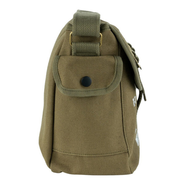 Pukkel Willys USA2 <h3 data-start="0" data-end="69"><strong data-start="4" data-end="61">Pukkel Willys USA – Een Ode aan de Legendarische Jeep</strong> ️</h3> <p data-start="71" data-end="399">Draag een stukje militaire geschiedenis met je mee met deze <strong data-start="131" data-end="152">Pukkel Willys USA</strong>. Geïnspireerd door de iconische <strong data-start="185" data-end="200">Willys Jeep</strong>, het voertuig dat een cruciale rol speelde in <strong data-start="247" data-end="273">de Tweede Wereldoorlog</strong>, is deze <strong data-start="283" data-end="305">canvas schoudertas</strong> perfect voor <strong data-start="319" data-end="396">liefhebbers van militaire voertuigen, verzamelaars en outdoor avonturiers</strong>.</p> <p data-start="401" data-end="667">Deze <strong data-start="406" data-end="435">Fostex WWII Series pukkel</strong> combineert een <strong data-start="451" data-end="472">authentiek design</strong> met <strong data-start="477" data-end="496">functionaliteit</strong>. Gemaakt van <strong data-start="510" data-end="536">duurzaam canvas katoen</strong>, biedt deze tas <strong data-start="553" data-end="579">voldoende opbergruimte</strong> voor je dagelijkse benodigdheden, of het nu voor school, werk of een outdoor trip is.</p>