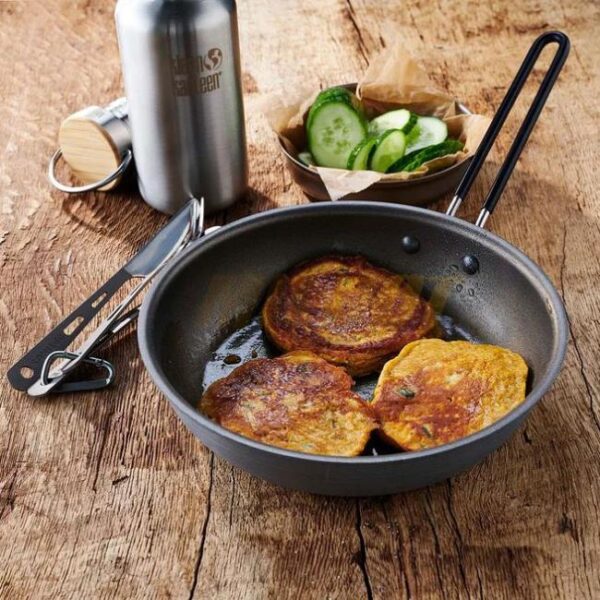 Pumpkin pancake1 <h3 data-start="0" data-end="34"><strong data-start="4" data-end="34">Trek'n Eat Pumpkin Pancake</strong></h3> <p data-start="58" data-end="606">De <strong data-start="61" data-end="91">Trek'n Eat Pumpkin Pancake</strong> biedt een heerlijke en voedzame maaltijd met de smaak van pompoen. Dit product is ideaal voor avonturiers, kampeerders en iedereen die van gemak houdt. Het bevat <strong data-start="254" data-end="287">100% natuurlijke ingrediënten</strong>, zonder conserveringsmiddelen, kleurstoffen of smaakversterkers, en heeft een houdbaarheid van maar liefst <strong data-start="395" data-end="405">5 jaar</strong>. Het product is eenvoudig te bereiden in de verpakking, door simpelweg kokend water toe te voegen en even te laten staan. Perfect voor een voedzaam ontbijt of tussendoortje tijdens buitenactiviteiten.</p> <p data-start="89" data-end="626"><strong>>> <a href="https://dedump.nl/wp-content/uploads/2025/03/TR30101060_Factsheet-Pumpkin-Pancake-V201214.pdf" target="_blank" rel="noopener" data-bind="click: $root.onAttachmentClicked"><span data-bind="text: $data.Name">Factsheet</span></a></strong></p>