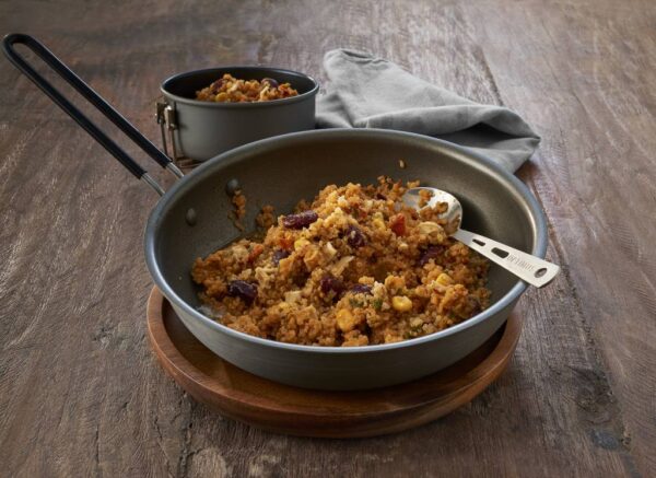 Quinoa Mexican Style1 <h3 data-start="0" data-end="41"><strong data-start="4" data-end="41">Trek'n Eat Quinoa - Mexican Style</strong></h3> <p data-start="65" data-end="594">De <strong data-start="68" data-end="105">Trek'n Eat Quinoa - Mexican Style</strong> biedt een heerlijke, voedzame maaltijd met een pittige Mexicaanse twist. Dit product is snel en gemakkelijk te bereiden: voeg simpelweg kokend water toe, laat het even staan, en je hebt een smakelijke en voedzame maaltijd. Het is <strong data-start="336" data-end="350">glutenvrij</strong>, <strong data-start="352" data-end="367">lactosevrij</strong> en <strong data-start="371" data-end="386">vegetarisch</strong>. Perfect voor mensen met speciale dieetbehoeften of voor iedereen die op zoek is naar een gezonde, eiwitrijke maaltijd. Met een <strong data-start="515" data-end="542">houdbaarheid van 5 jaar</strong> is het ook ideaal voor avonturiers of noodgevallen.</p> <p data-start="89" data-end="626"><strong>>> <a href="https://dedump.nl/wp-content/uploads/2025/03/TR30411004_Factsheet-Quinoa-Mexican-Style-V201215.pdf" target="_blank" rel="noopener" data-bind="click: $root.onAttachmentClicked"><span data-bind="text: $data.Name">Factsheet</span></a></strong></p>