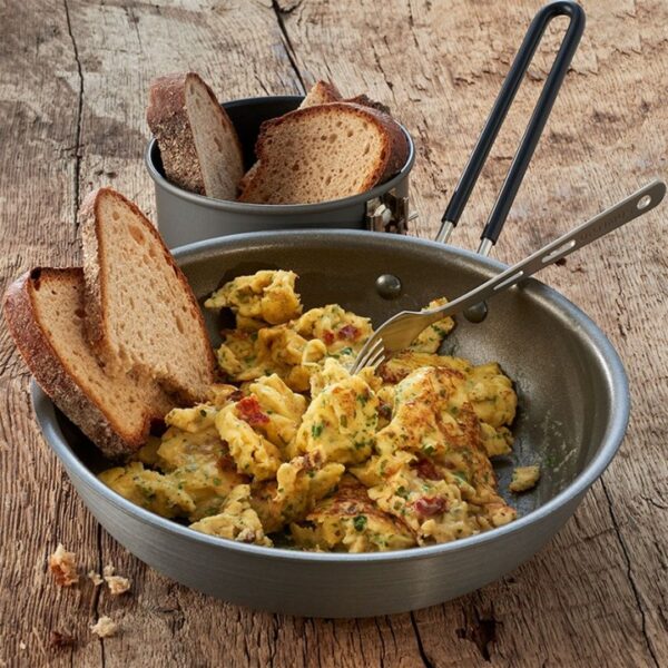 Scrambled Eggs with Onions1 <h3 data-start="0" data-end="47"><strong data-start="4" data-end="47">Scrambled Eggs with Onions | Trek'n Eat</strong></h3> <p data-start="49" data-end="504"><strong data-start="49" data-end="66">Beschrijving:</strong> De <strong data-start="70" data-end="100">Scrambled Eggs with Onions</strong> van <strong data-start="105" data-end="119">Trek'n Eat</strong> biedt een smakelijke en voedzame maaltijd, perfect voor avonturiers, kampeerders, of elke gelegenheid waarbij je snel en gemakkelijk een lekkere maaltijd wilt bereiden. Het poeder is eenvoudig te bereiden door kokend water toe te voegen en even te laten staan. Het resultaat is een heerlijke scrambled eggs maaltijd met een vleugje ui, ideaal voor energie en smaak, waar je ook bent.</p> <p data-start="89" data-end="626"><strong>>> <a href="https://dedump.nl/wp-content/uploads/2025/03/TR30101020_Factsheet-Scrambled-Eggs-V201214.pdf" target="_blank" rel="noopener" data-bind="click: $root.onAttachmentClicked"><span data-bind="text: $data.Name">Factsheet</span></a></strong></p>