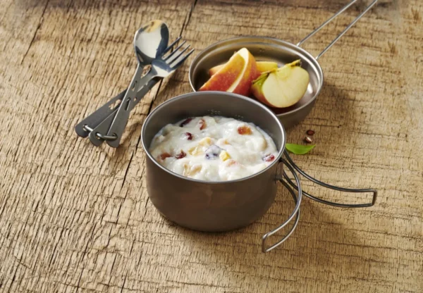 Semolina Pudding with fruits1 <h3 data-start="0" data-end="47"><strong data-start="4" data-end="47">Trek'n Eat Semolina Pudding with Fruits</strong></h3> <p data-start="71" data-end="494">De <strong data-start="74" data-end="117">Trek'n Eat Semolina Pudding with Fruits</strong> is een heerlijk en voedzaam gerecht dat eenvoudig bereid kan worden door kokend water toe te voegen. Het heeft een <strong data-start="233" data-end="260">houdbaarheid van 5 jaar</strong>, waardoor het ideaal is voor langdurige opslag of voor op avontuur. De combinatie van semolina en fruit biedt een zoet en vullend gerecht, zonder kunstmatige toevoegingen zoals conserveringsmiddelen, kleurstoffen of smaakversterkers.</p> <p data-start="89" data-end="626"><strong>>> <a href="https://dedump.nl/wp-content/uploads/2025/03/TR30505006_Factsheet-Semolina-Pudding-with-Fruit-V201214.pdf" target="_blank" rel="noopener" data-bind="click: $root.onAttachmentClicked"><span data-bind="text: $data.Name">Factsheet</span></a></strong></p>