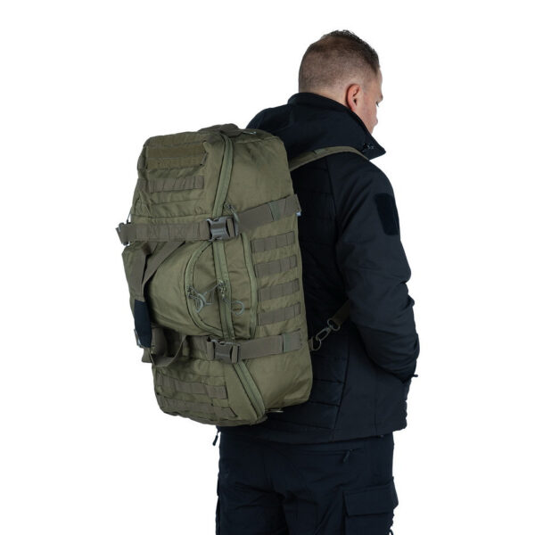 Tactical Weekend tas 80L 3in115 <h3 data-start="0" data-end="52"><strong data-start="4" data-end="50">Tactical Weekend Tas 80L (3-in-1) – 101INC</strong></h3> <h4 data-start="54" data-end="124"><strong data-start="59" data-end="122">Ultieme veelzijdigheid en duurzaamheid voor iedere situatie</strong></h4> <p data-start="125" data-end="547">De <strong data-start="128" data-end="161">101INC Tactical Weekender Bag</strong> is een robuuste en multifunctionele tas, ontworpen voor avonturiers, reizigers, sporters en tactische professionals. Dankzij het slimme <strong data-start="298" data-end="316">3-in-1 ontwerp</strong> transformeert deze tas moeiteloos van <strong data-start="355" data-end="368">duffeltas</strong> naar <strong data-start="374" data-end="384">rugzak</strong> of <strong data-start="388" data-end="403">schoudertas</strong>, waardoor hij geschikt is voor uiteenlopende activiteiten zoals reizen, outdoor expedities, survival, militaire missies en dagelijks gebruik.</p> <p data-start="549" data-end="910">Met een royale <strong data-start="564" data-end="587">inhoud van 80 liter</strong> biedt deze tas <strong data-start="603" data-end="629">voldoende opbergruimte</strong> voor kleding, gear en accessoires, terwijl de <strong data-start="676" data-end="698">slimme vakindeling</strong> ervoor zorgt dat alles overzichtelijk en binnen handbereik blijft. Gemaakt van <strong data-start="778" data-end="803">heavy-duty 600D nylon</strong> en voorzien van <strong data-start="820" data-end="838">stevige ritsen</strong>, is deze tas bestand tegen intensief gebruik en zware omstandigheden.</p> <p data-start="912" data-end="1132">Of je nu op een meerdaagse trektocht gaat, een weekendtrip plant of een betrouwbare sport- of werktas zoekt, de <strong data-start="1024" data-end="1057">101INC Tactical Weekender Bag</strong> is jouw ultieme partner in flexibiliteit, duurzaamheid en gebruiksgemak.</p>