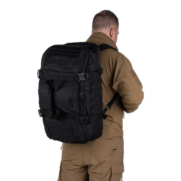 Tactical Weekend tas 80L 3in130 <h3 data-start="0" data-end="52"><strong data-start="4" data-end="50">Tactical Weekend Tas 80L (3-in-1) – 101INC</strong></h3> <h4 data-start="54" data-end="124"><strong data-start="59" data-end="122">Ultieme veelzijdigheid en duurzaamheid voor iedere situatie</strong></h4> <p data-start="125" data-end="547">De <strong data-start="128" data-end="161">101INC Tactical Weekender Bag</strong> is een robuuste en multifunctionele tas, ontworpen voor avonturiers, reizigers, sporters en tactische professionals. Dankzij het slimme <strong data-start="298" data-end="316">3-in-1 ontwerp</strong> transformeert deze tas moeiteloos van <strong data-start="355" data-end="368">duffeltas</strong> naar <strong data-start="374" data-end="384">rugzak</strong> of <strong data-start="388" data-end="403">schoudertas</strong>, waardoor hij geschikt is voor uiteenlopende activiteiten zoals reizen, outdoor expedities, survival, militaire missies en dagelijks gebruik.</p> <p data-start="549" data-end="910">Met een royale <strong data-start="564" data-end="587">inhoud van 80 liter</strong> biedt deze tas <strong data-start="603" data-end="629">voldoende opbergruimte</strong> voor kleding, gear en accessoires, terwijl de <strong data-start="676" data-end="698">slimme vakindeling</strong> ervoor zorgt dat alles overzichtelijk en binnen handbereik blijft. Gemaakt van <strong data-start="778" data-end="803">heavy-duty 600D nylon</strong> en voorzien van <strong data-start="820" data-end="838">stevige ritsen</strong>, is deze tas bestand tegen intensief gebruik en zware omstandigheden.</p> <p data-start="912" data-end="1132">Of je nu op een meerdaagse trektocht gaat, een weekendtrip plant of een betrouwbare sport- of werktas zoekt, de <strong data-start="1024" data-end="1057">101INC Tactical Weekender Bag</strong> is jouw ultieme partner in flexibiliteit, duurzaamheid en gebruiksgemak.</p>