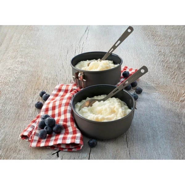 Vanilla Rice Pudding1 <h3 data-start="0" data-end="39"><strong data-start="4" data-end="39">Trek'n Eat Vanilla Rice Pudding</strong></h3> <p data-start="63" data-end="515"><strong data-start="63" data-end="98">Trek'n Eat Vanilla Rice Pudding</strong> is een heerlijk, romig vanille rijstpudding dat snel en eenvoudig te bereiden is door het toevoegen van kokend water. Dit product heeft een <strong data-start="239" data-end="266">houdbaarheid van 5 jaar</strong>, waardoor het een uitstekende keuze is voor lange termijn opslag, kamperen of avontuurlijke buitenactiviteiten. De pudding is <strong data-start="393" data-end="407">glutenvrij</strong> en bevat <strong data-start="417" data-end="450">100% natuurlijke ingrediënten</strong>, zonder conserveringsmiddelen, kleurstoffen of smaakversterkers.</p> <p data-start="89" data-end="626"><strong>>> <a href="https://dedump.nl/wp-content/uploads/2025/03/TR30505002_Factsheet-Vanilla-Rice-Pudding-V201215.pdf" target="_blank" rel="noopener" data-bind="click: $root.onAttachmentClicked"><span data-bind="text: $data.Name">Factsheet</span></a></strong></p>