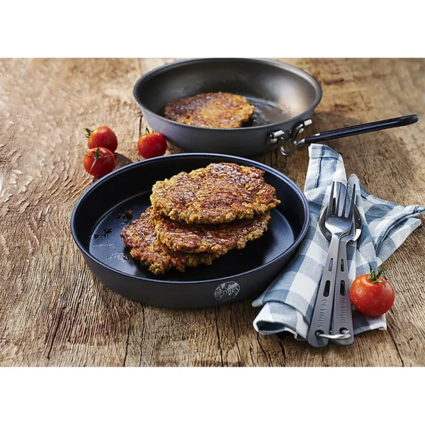 Vegetable Burger Patty1 <h3 data-start="0" data-end="41"><strong data-start="4" data-end="41">Trek'n Eat Vegetable Burger Patty</strong></h3> <p data-start="65" data-end="662">De <strong data-start="68" data-end="105">Trek'n Eat Vegetable Burger Patty</strong> is een voedzame vegetarische maaltijd die ideaal is voor mensen die op zoek zijn naar een vleesvrije optie. Deze burger bevat <strong data-start="232" data-end="265">100% natuurlijke ingrediënten</strong> zonder conserveringsmiddelen, kleurstoffen of smaakversterkers. Eenvoudig te bereiden door kokend water toe te voegen, de burger is klaar om van te genieten in enkele minuten. Met een <strong data-start="450" data-end="470">hoge eiwitwaarde</strong> en <strong data-start="474" data-end="484">vezels</strong> is dit een uitstekende keuze voor een voedzame maaltijd. Het product heeft een <strong data-start="564" data-end="591">houdbaarheid van 5 jaar</strong>, waardoor het perfect is voor langdurige opslag of survival situaties.</p> <p data-start="89" data-end="626"><strong>>> <a href="https://dedump.nl/wp-content/uploads/2025/03/TR30411005_Factsheet-Vegetable-Patty-V201215.pdf" target="_blank" rel="noopener" data-bind="click: $root.onAttachmentClicked"><span data-bind="text: $data.Name">Factsheet</span></a></strong></p>