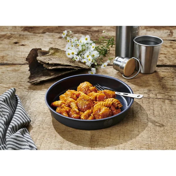 Veggie balls with pasta RTE1 <h3 data-start="0" data-end="48"><strong data-start="4" data-end="48">Veggie Balls with Pasta-RTE | Trek'n Eat</strong></h3> <p data-start="50" data-end="493"><strong data-start="50" data-end="67">Beschrijving:</strong> De <strong data-start="71" data-end="102">Veggie Balls with Pasta-RTE</strong> van <strong data-start="107" data-end="121">Trek'n Eat</strong> biedt een heerlijke en makkelijke maaltijd voor iedereen die onderweg is. Deze kant-en-klare maaltijd is perfect voor avonturiers, kampeerders of reizigers die geen concessies willen doen aan smaak of gemak. De combinatie van smaakvolle veggieballen en pasta is voedzaam en ideaal voor onderweg, en het kan koud gegeten worden of eenvoudig opgewarmd worden in heet water.</p> <p data-start="89" data-end="626"><strong>>> <a href="https://dedump.nl/wp-content/uploads/2025/03/TR35001005_Factsheet-Veggieballs-with-pasta-V230801.pdf" target="_blank" rel="noopener" data-bind="click: $root.onAttachmentClicked"><span data-bind="text: $data.Name">Factsheet</span></a></strong></p>