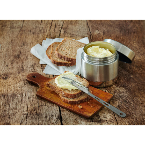 boterpoeder1 <h3 data-start="0" data-end="32"><strong data-start="4" data-end="32">Trek'n Eat Butter Powder</strong></h3> <p data-start="56" data-end="534"><strong data-start="56" data-end="84">Trek'n Eat Butter Powder</strong> is een rijke, boterachtige poeder dat je eenvoudig kunt bereiden door kokend water toe te voegen. Dit product heeft een lange <strong data-start="211" data-end="238">houdbaarheid van 5 jaar</strong>, wat het ideaal maakt voor langdurige opslag of voor gebruik tijdens avontuurlijke buitenactiviteiten. Het poeder is <strong data-start="356" data-end="375">100% natuurlijk</strong> en bevat geen conserveringsmiddelen, kleurstoffen of smaakversterkers. Het is ook <strong data-start="458" data-end="472">glutenvrij</strong>, waardoor het geschikt is voor mensen met glutenintolerantie.</p> <p data-start="89" data-end="626"><strong>>> <a href="https://dedump.nl/wp-content/uploads/2025/03/TR30101016_Factsheet-Butter-powder-V201214.pdf" target="_blank" rel="noopener" data-bind="click: $root.onAttachmentClicked"><span data-bind="text: $data.Name">Factsheet</span></a></strong></p>