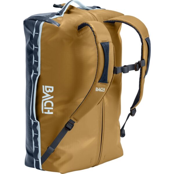 Dr. Expedition Duffel 60 5 Essentieel uitrustingsstuk voor elke avonturier. Dr. Expedition Duffel 60L van Bach is een moderne reistas gemaakt van duurzame, waterdichte gerecyclede stof. Het is ontworpen om zich even goed thuis te voelen in de hoogten van de Himalaya, tijdens overlandexpedities in Schotland of tijdens een kampeertrip in Noorwegen. Een van de belangrijkste kenmerken is een grote opening in de stijl van een dokterstas, die het inpakken optimaliseert en een perfect overzicht van de inhoud biedt om georganiseerd te blijven, waar je ook naartoe gaat