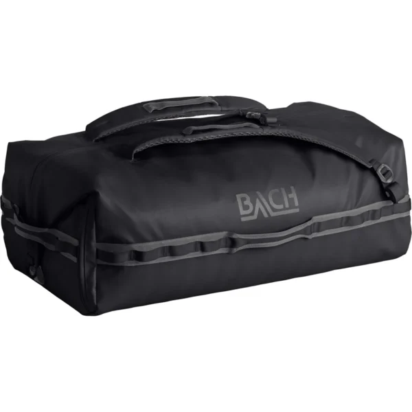 Dr. Expedition Duffel 60 black 1 Essentieel uitrustingsstuk voor elke avonturier. Dr. Expedition Duffel 60L van Bach is een moderne reistas gemaakt van duurzame, waterdichte gerecyclede stof. Het is ontworpen om zich even goed thuis te voelen in de hoogten van de Himalaya, tijdens overlandexpedities in Schotland of tijdens een kampeertrip in Noorwegen. Een van de belangrijkste kenmerken is een grote opening in de stijl van een dokterstas, die het inpakken optimaliseert en een perfect overzicht van de inhoud biedt om georganiseerd te blijven, waar je ook naartoe gaat.