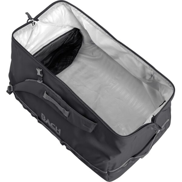Dr. Expedition Duffel 60 black 3 Essentieel uitrustingsstuk voor elke avonturier. Dr. Expedition Duffel 60L van Bach is een moderne reistas gemaakt van duurzame, waterdichte gerecyclede stof. Het is ontworpen om zich even goed thuis te voelen in de hoogten van de Himalaya, tijdens overlandexpedities in Schotland of tijdens een kampeertrip in Noorwegen. Een van de belangrijkste kenmerken is een grote opening in de stijl van een dokterstas, die het inpakken optimaliseert en een perfect overzicht van de inhoud biedt om georganiseerd te blijven, waar je ook naartoe gaat.