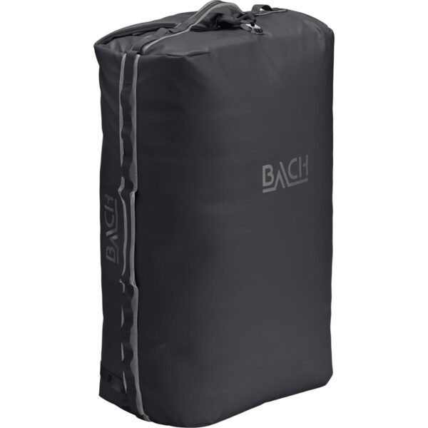 Dr. Expedition Duffel 60 black 4 Essentieel uitrustingsstuk voor elke avonturier. Dr. Expedition Duffel 60L van Bach is een moderne reistas gemaakt van duurzame, waterdichte gerecyclede stof. Het is ontworpen om zich even goed thuis te voelen in de hoogten van de Himalaya, tijdens overlandexpedities in Schotland of tijdens een kampeertrip in Noorwegen. Een van de belangrijkste kenmerken is een grote opening in de stijl van een dokterstas, die het inpakken optimaliseert en een perfect overzicht van de inhoud biedt om georganiseerd te blijven, waar je ook naartoe gaat.