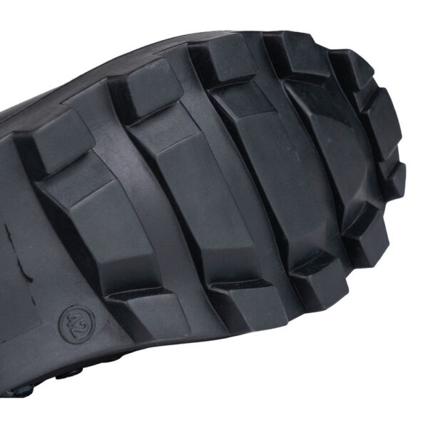 231177 13 11 Ontdek de Jungle Boots, geïnspireerd op het iconische model uit de Vietnamoorlog. Deze laarzen combineren duurzaamheid, comfort en functionaliteit, perfect voor intensieve outdoor activiteiten en tactische missies. Gemaakt van Black Action Leather en canvas, met een robuuste rubberen Panama zool en uitneembare EVA binnenzool voor optimaal comfort. Een onmisbare keuze voor militaire en outdoor liefhebbers!